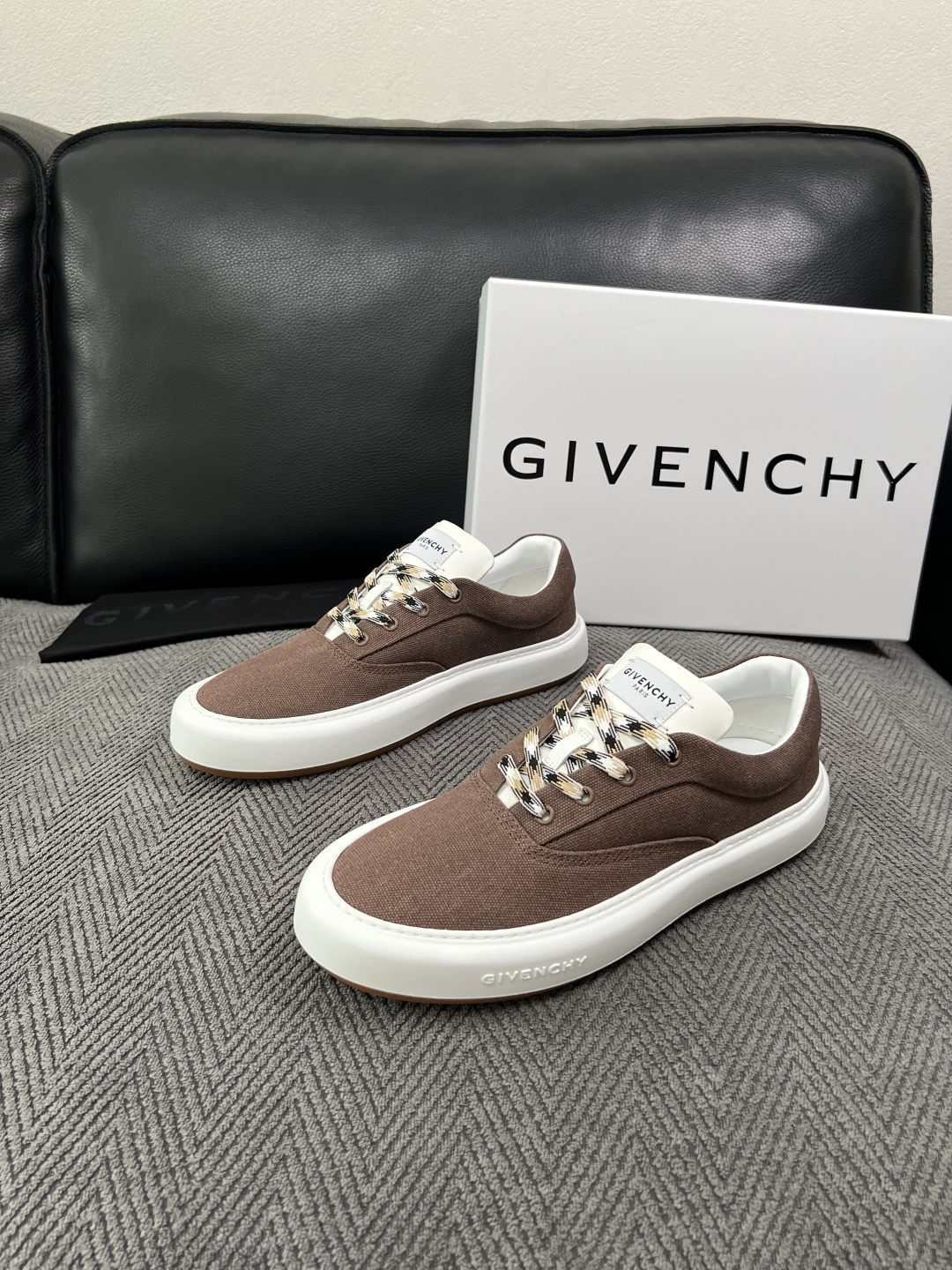 Givenchy 高品质  顶级工艺品  纪梵希  专柜同步原厂配置，意大利进口牛皮搭配面料，全鞋配件私模打造，柔软舒适