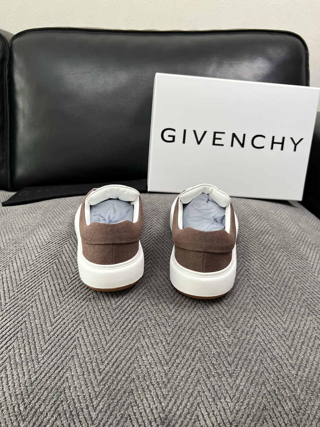 Givenchy 高品质  顶级工艺品  纪梵希  专柜同步原厂配置，意大利进口牛皮搭配面料，全鞋配件私模打造，柔软舒适