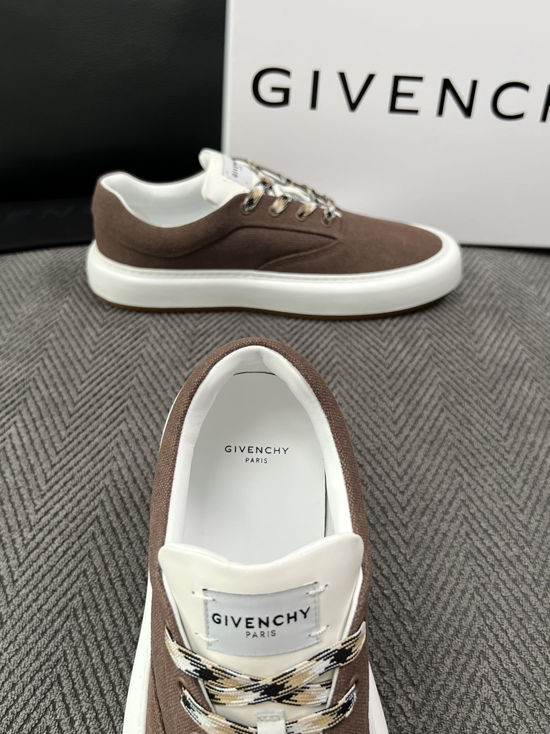 Givenchy 高品质  顶级工艺品  纪梵希  专柜同步原厂配置，意大利进口牛皮搭配面料，全鞋配件私模打造，柔软舒适