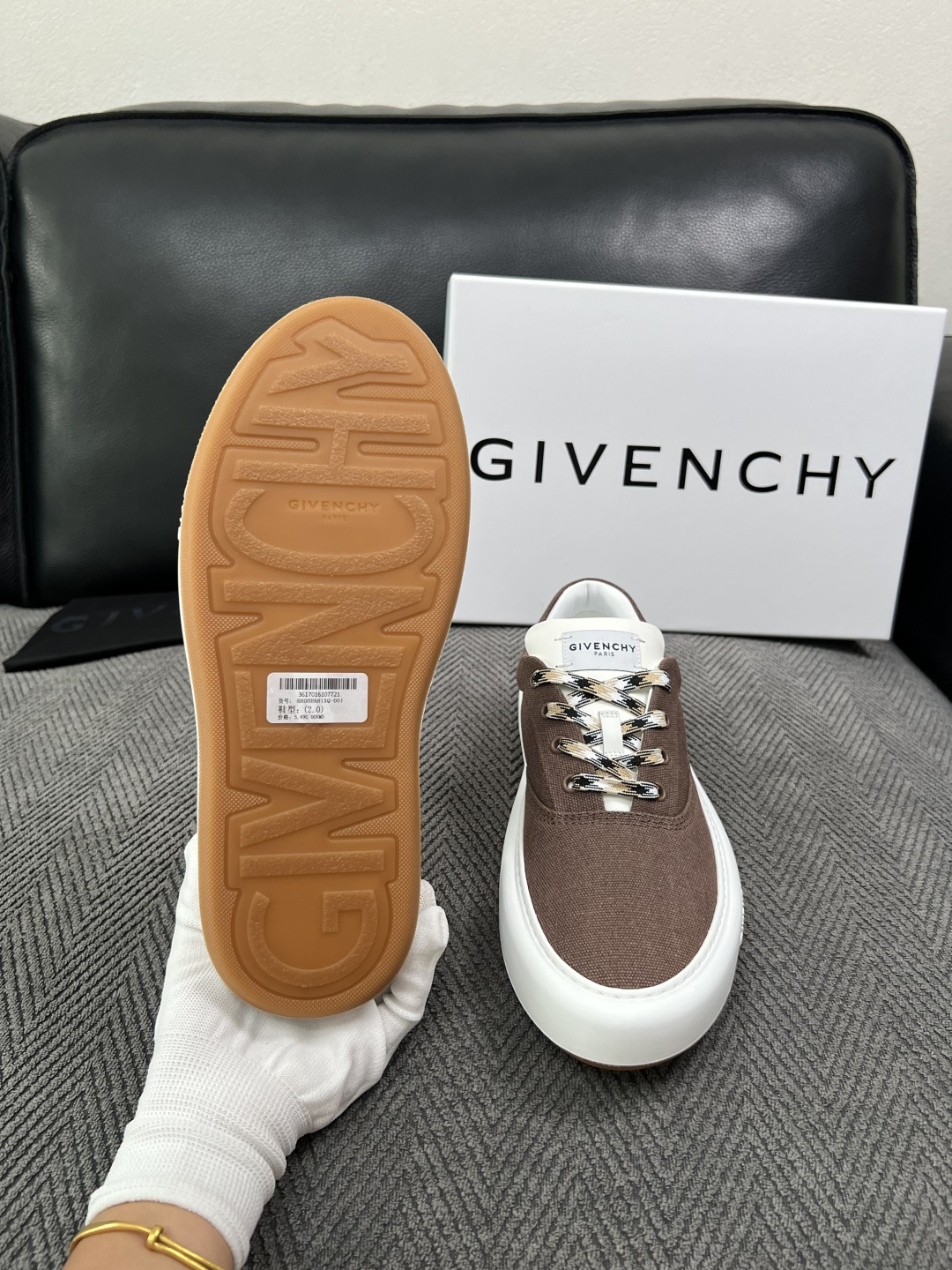 Givenchy 高品质  顶级工艺品  纪梵希  专柜同步原厂配置，意大利进口牛皮搭配面料，全鞋配件私模打造，柔软舒适
