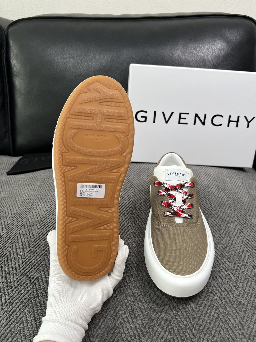 Givenchy 高品质  顶级工艺品  纪梵希  专柜同步原厂配置，意大利进口牛皮搭配面料，全鞋配件私模打造，柔软舒适