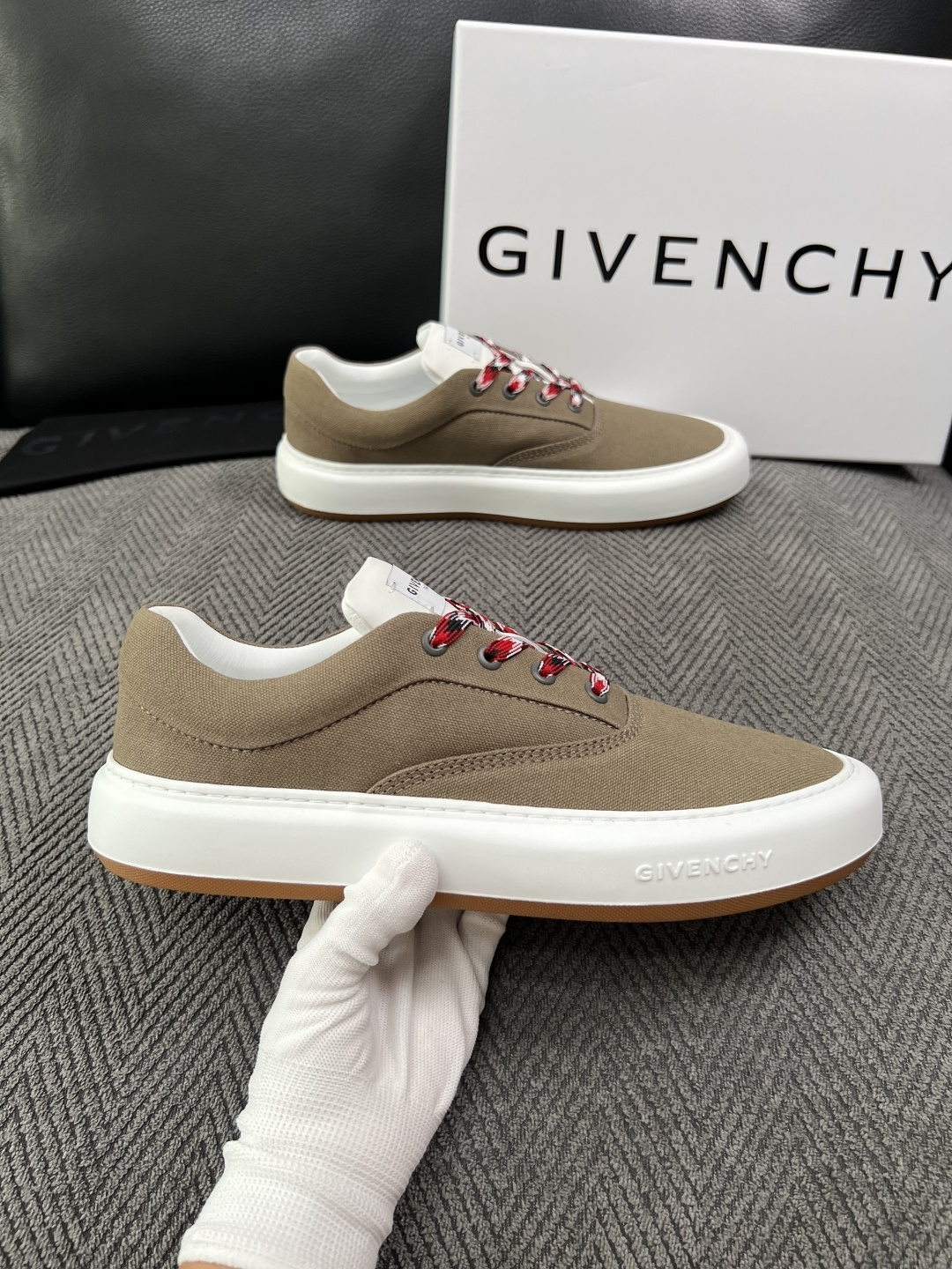 Givenchy 高品质  顶级工艺品  纪梵希  专柜同步原厂配置，意大利进口牛皮搭配面料，全鞋配件私模打造，柔软舒适