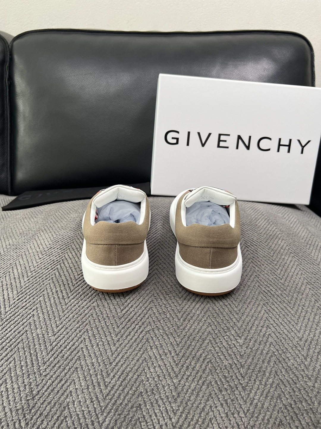 Givenchy 高品质  顶级工艺品  纪梵希  专柜同步原厂配置，意大利进口牛皮搭配面料，全鞋配件私模打造，柔软舒适