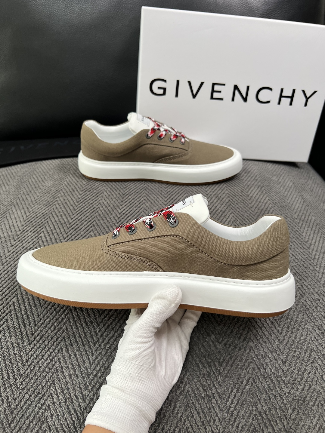 Givenchy 高品质  顶级工艺品  纪梵希  专柜同步原厂配置，意大利进口牛皮搭配面料，全鞋配件私模打造，柔软舒适