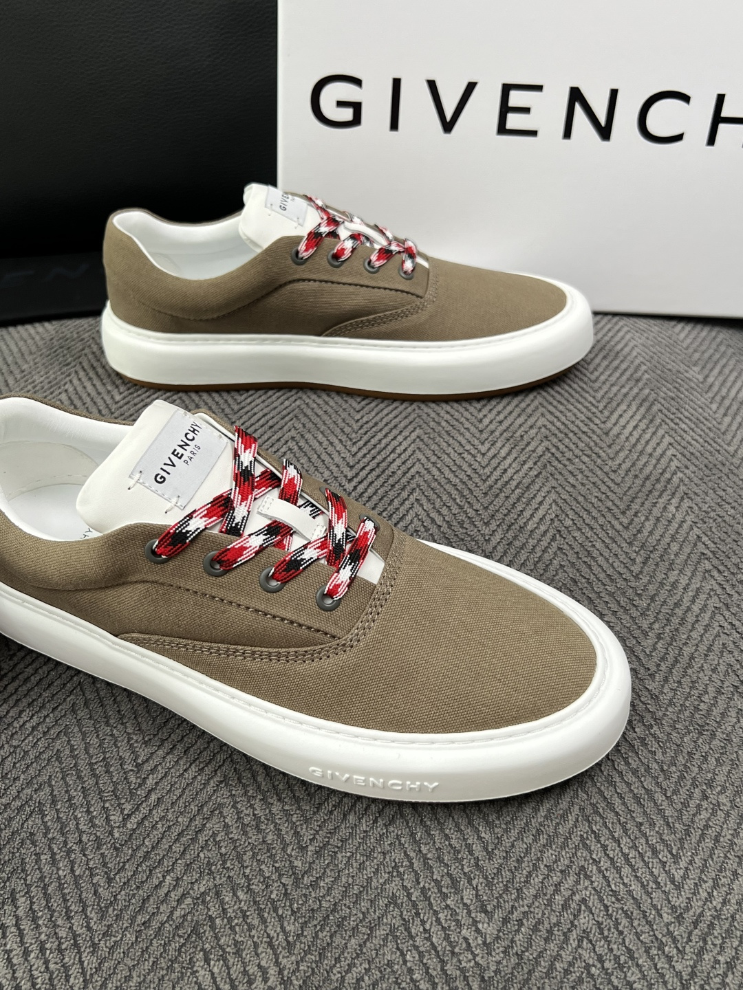 Givenchy 高品质  顶级工艺品  纪梵希  专柜同步原厂配置，意大利进口牛皮搭配面料，全鞋配件私模打造，柔软舒适