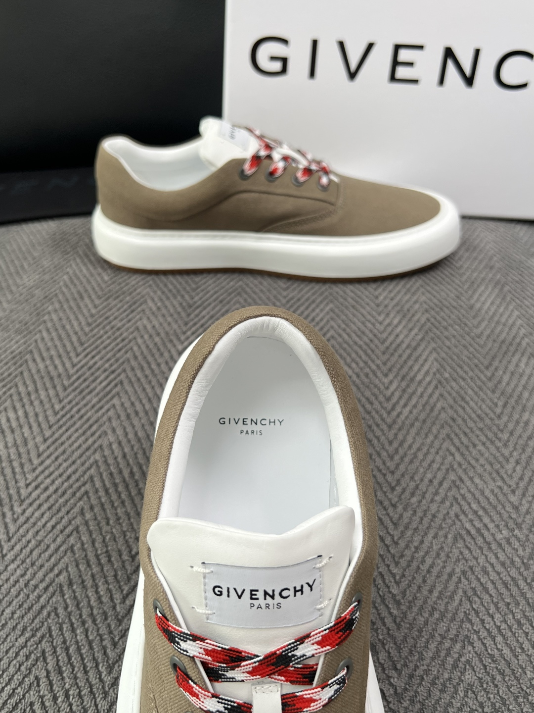 Givenchy 高品质  顶级工艺品  纪梵希  专柜同步原厂配置，意大利进口牛皮搭配面料，全鞋配件私模打造，柔软舒适
