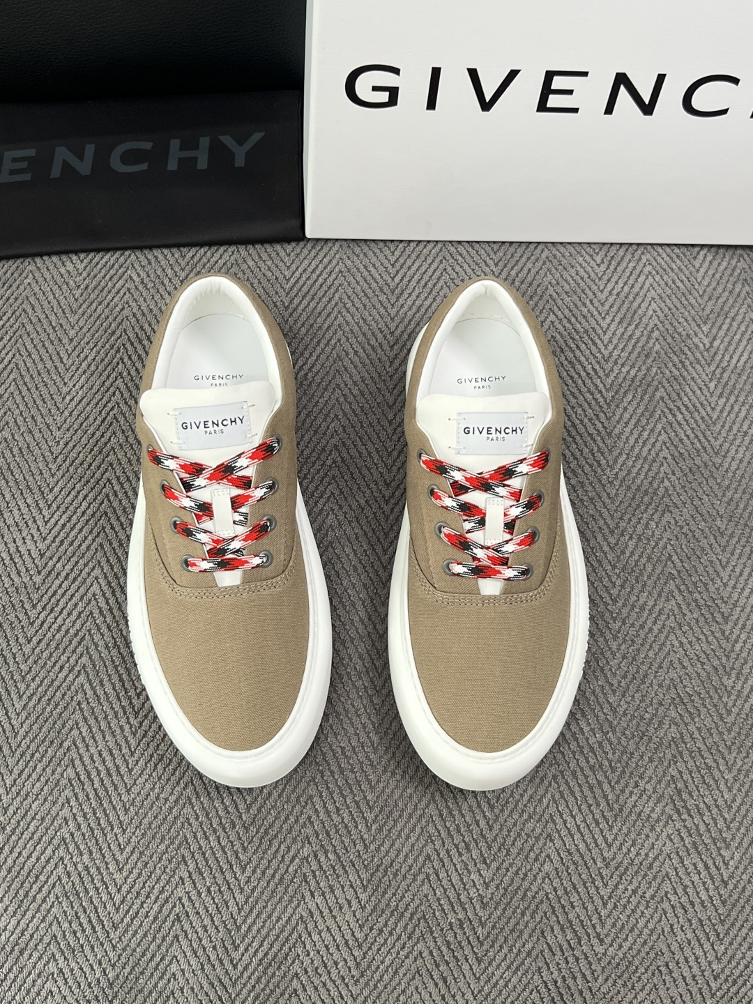 Givenchy 高品质  顶级工艺品  纪梵希  专柜同步原厂配置，意大利进口牛皮搭配面料，全鞋配件私模打造，柔软舒适
