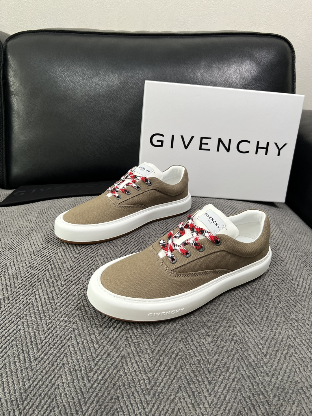 Givenchy 高品质  顶级工艺品  纪梵希  专柜同步原厂配置，意大利进口牛皮搭配面料，全鞋配件私模打造，柔软舒适
