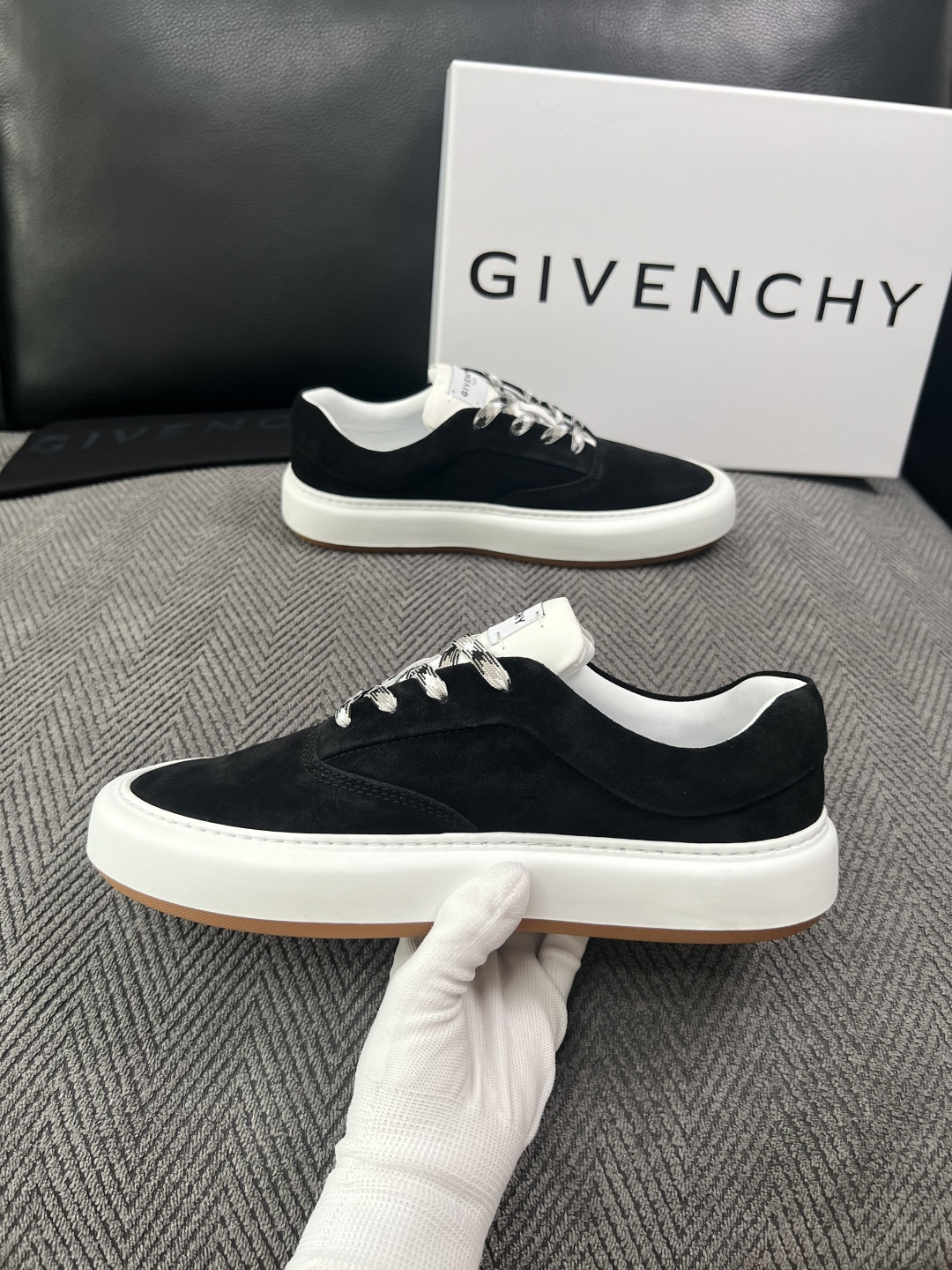 Givenchy 高品质  顶级工艺品  纪梵希  专柜同步原厂配置，意大利进口牛皮搭配面料，全鞋配件私模打造，柔软舒适
