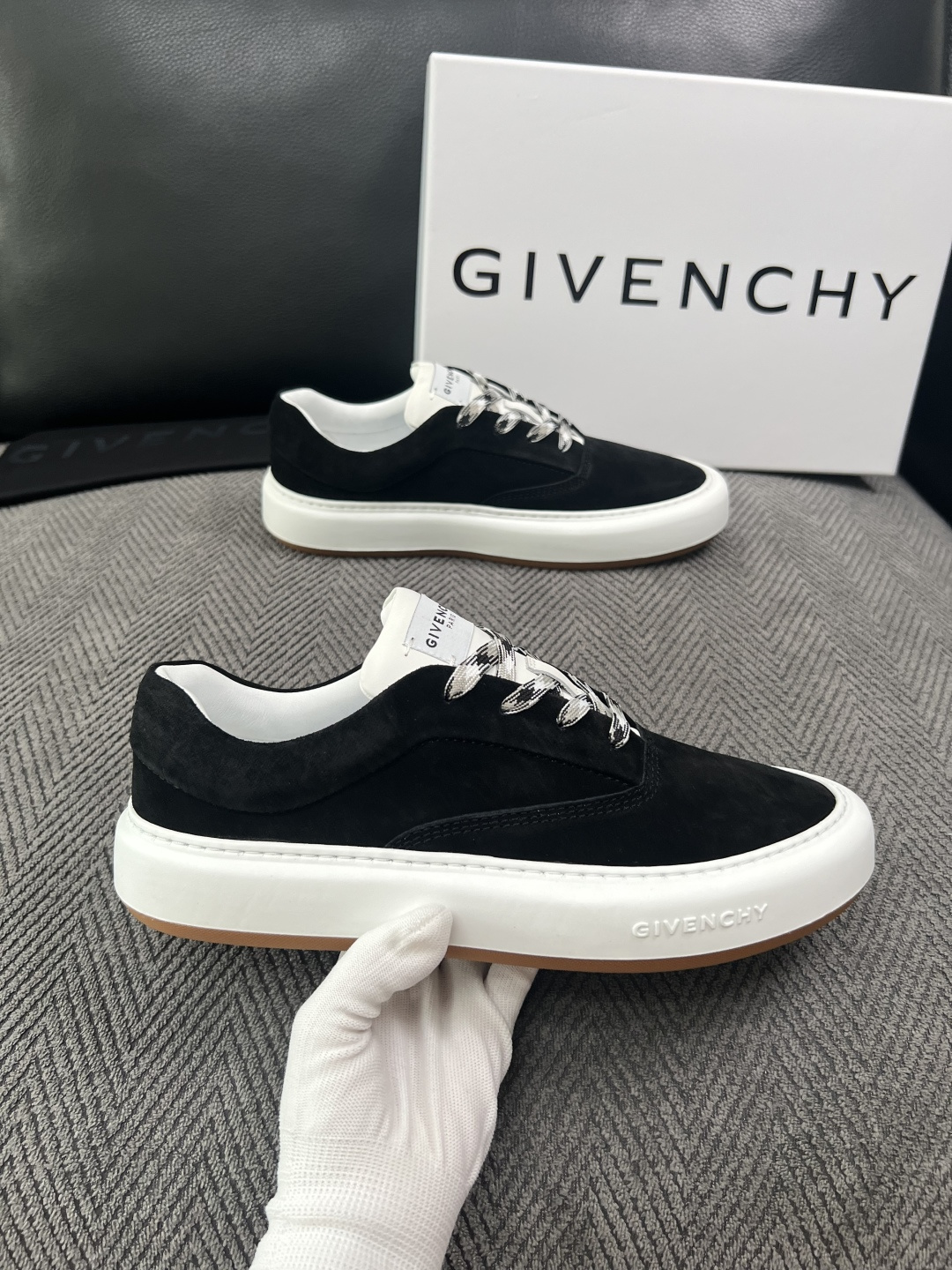 Givenchy 高品质  顶级工艺品  纪梵希  专柜同步原厂配置，意大利进口牛皮搭配面料，全鞋配件私模打造，柔软舒适