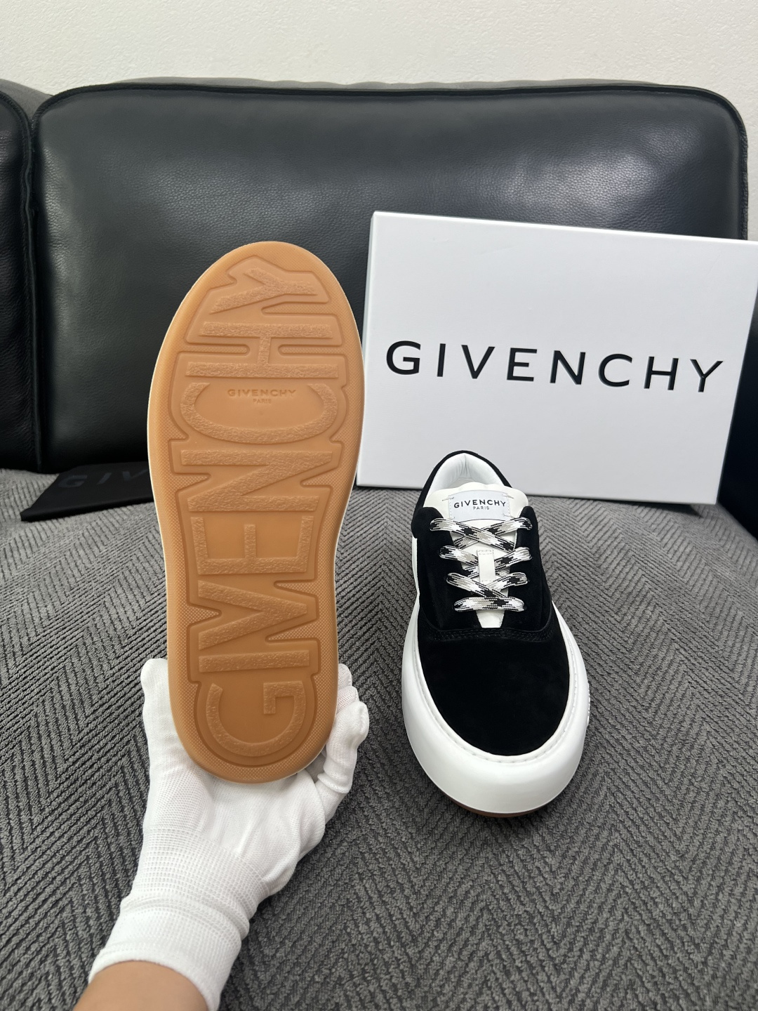 Givenchy 高品质  顶级工艺品  纪梵希  专柜同步原厂配置，意大利进口牛皮搭配面料，全鞋配件私模打造，柔软舒适
