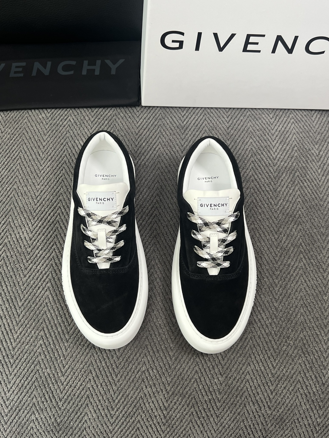 Givenchy 高品质  顶级工艺品  纪梵希  专柜同步原厂配置，意大利进口牛皮搭配面料，全鞋配件私模打造，柔软舒适