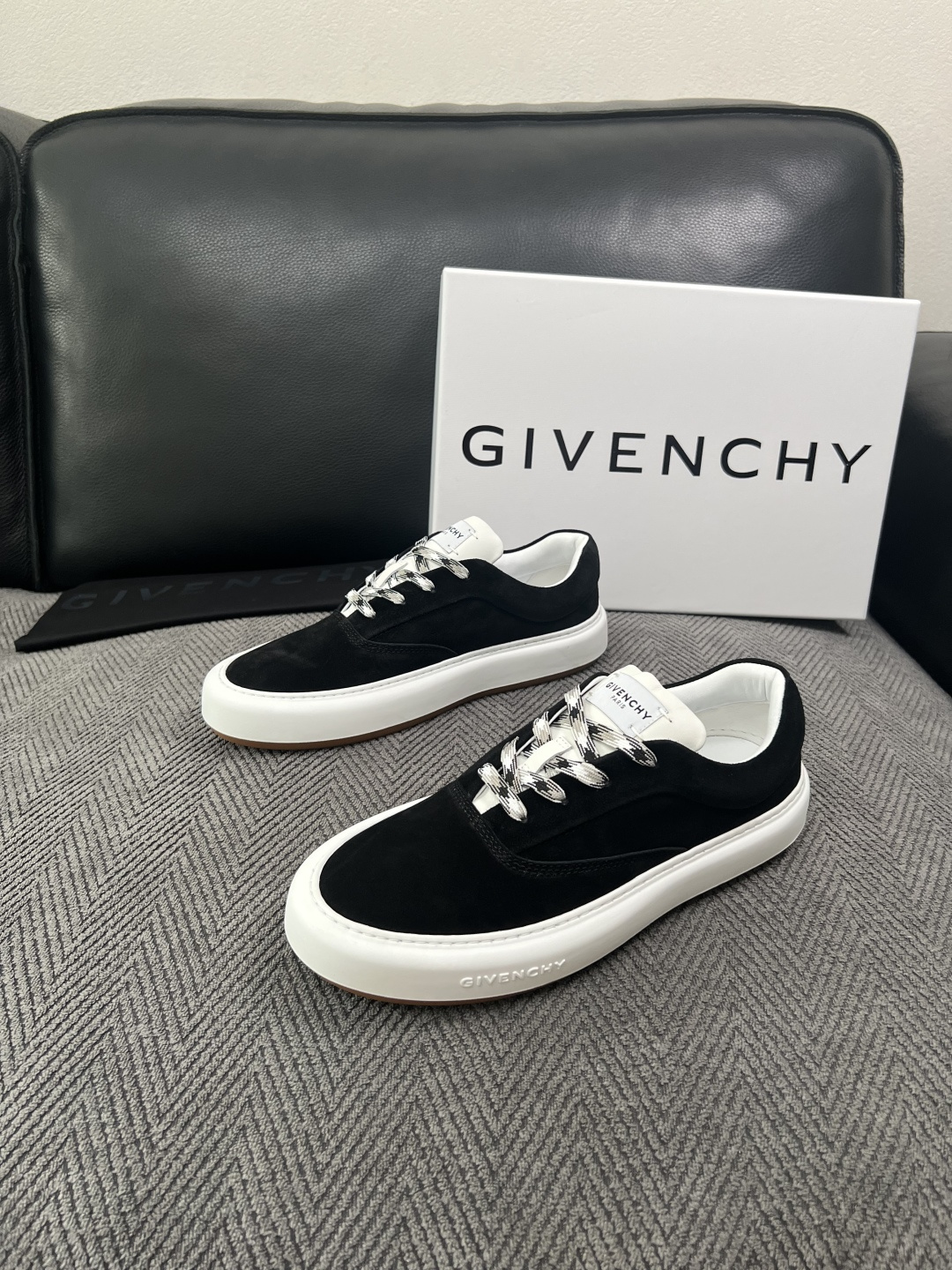 Givenchy 高品质  顶级工艺品  纪梵希  专柜同步原厂配置，意大利进口牛皮搭配面料，全鞋配件私模打造，柔软舒适