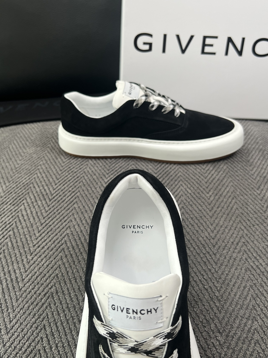 Givenchy 高品质  顶级工艺品  纪梵希  专柜同步原厂配置，意大利进口牛皮搭配面料，全鞋配件私模打造，柔软舒适