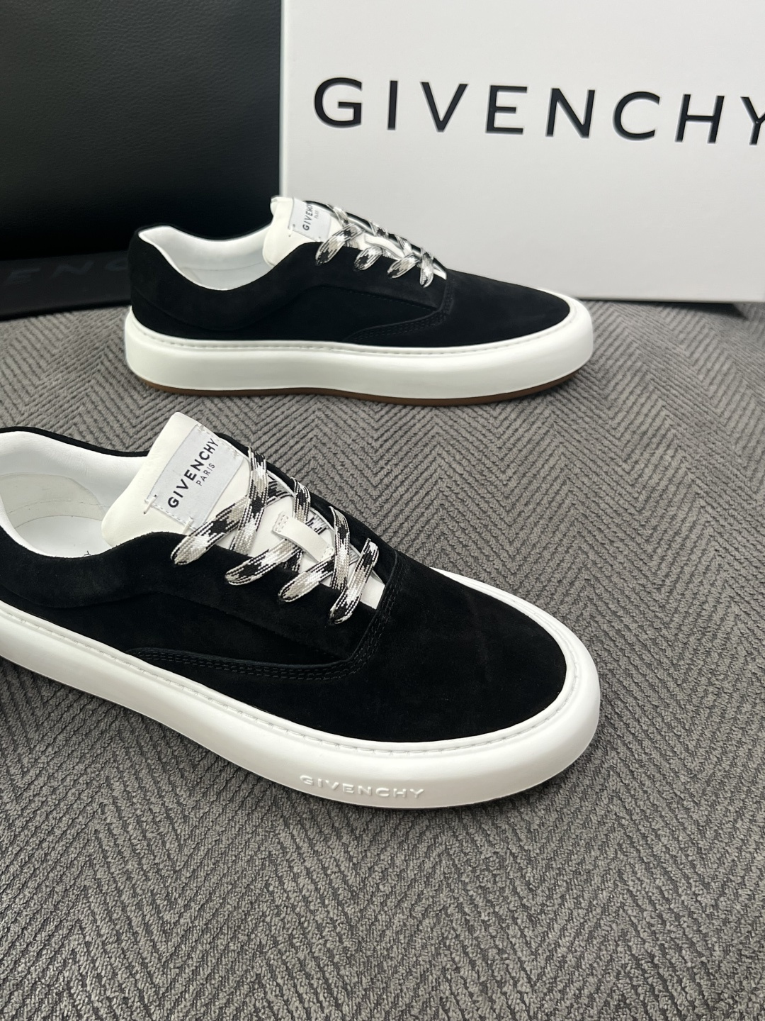 Givenchy 高品质  顶级工艺品  纪梵希  专柜同步原厂配置，意大利进口牛皮搭配面料，全鞋配件私模打造，柔软舒适