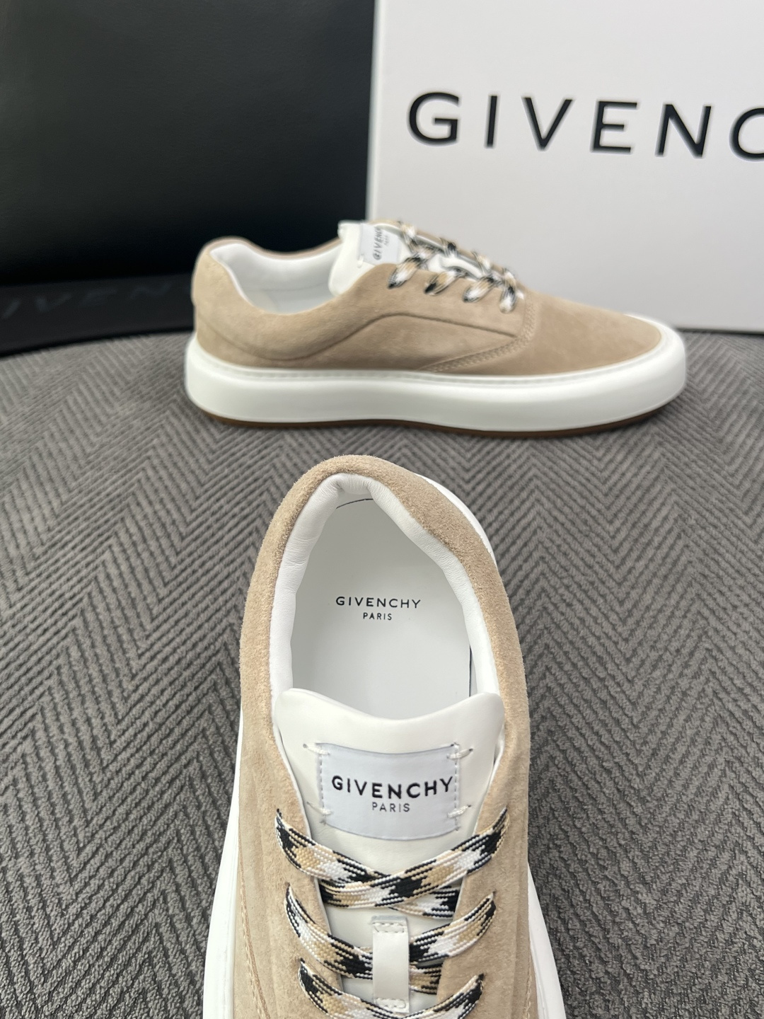 Givenchy 高品质  顶级工艺品  纪梵希  专柜同步原厂配置，意大利进口牛皮搭配面料，全鞋配件私模打造，柔软舒适