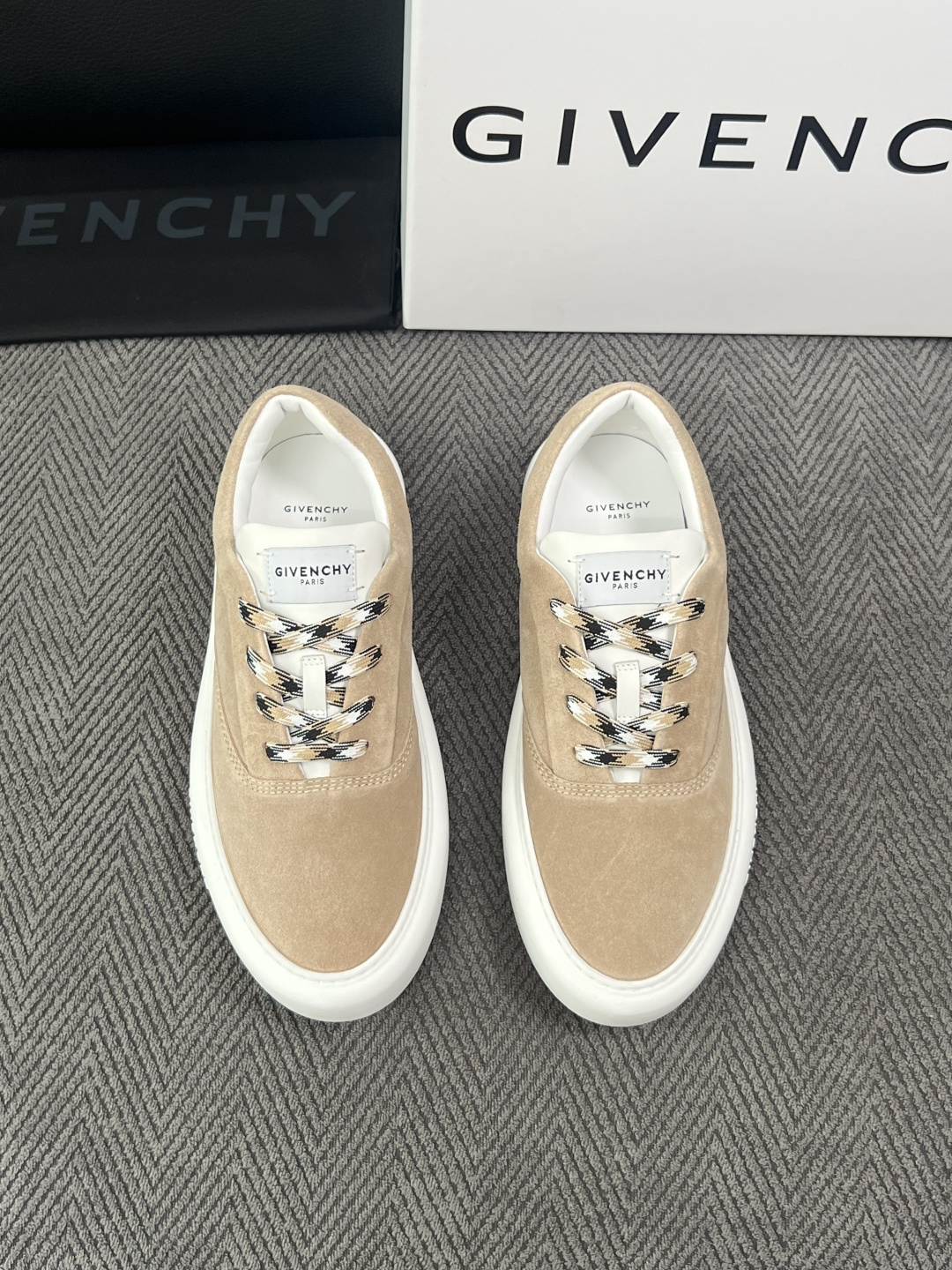 Givenchy 高品质  顶级工艺品  纪梵希  专柜同步原厂配置，意大利进口牛皮搭配面料，全鞋配件私模打造，柔软舒适