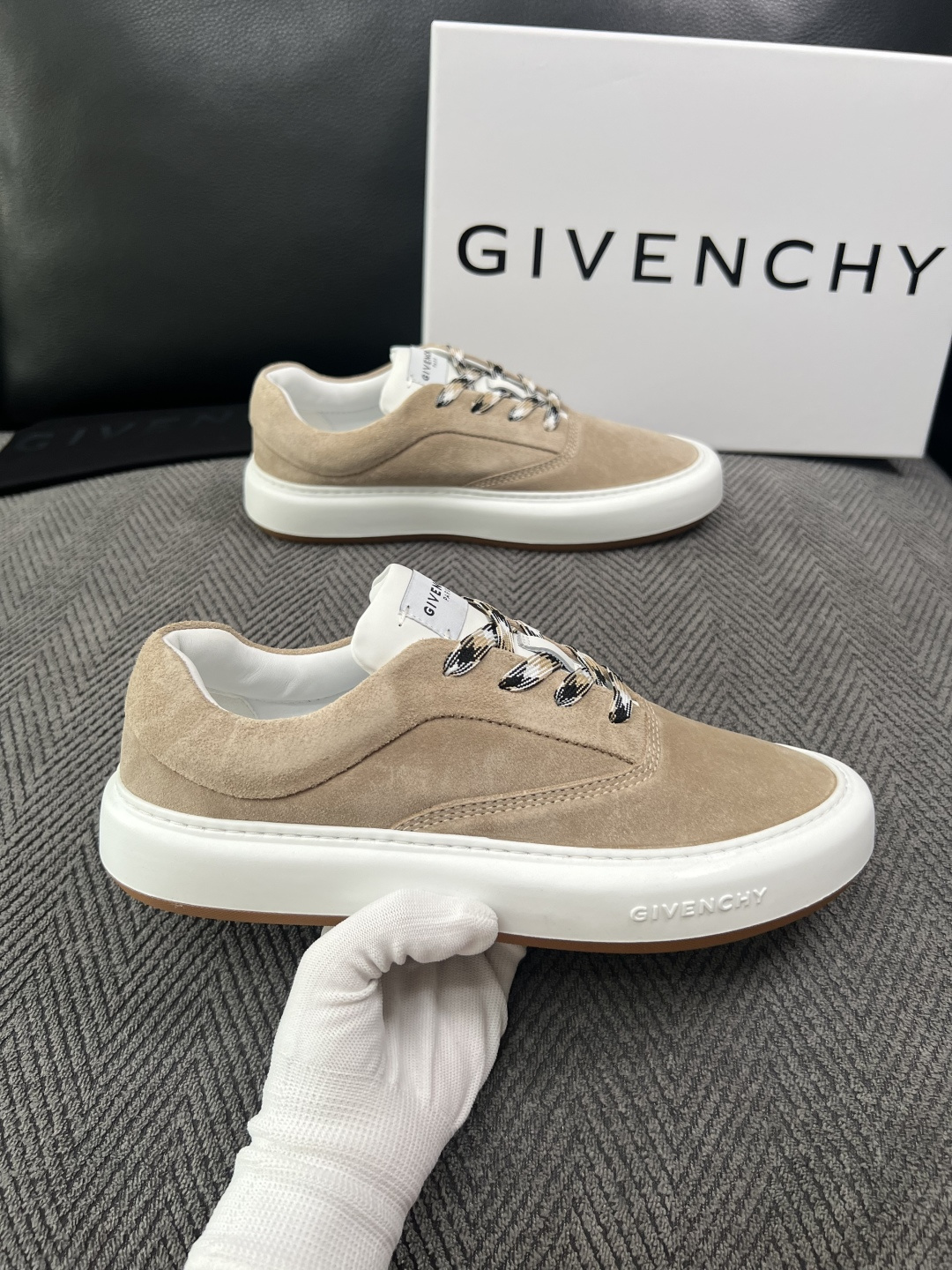 Givenchy 高品质  顶级工艺品  纪梵希  专柜同步原厂配置，意大利进口牛皮搭配面料，全鞋配件私模打造，柔软舒适
