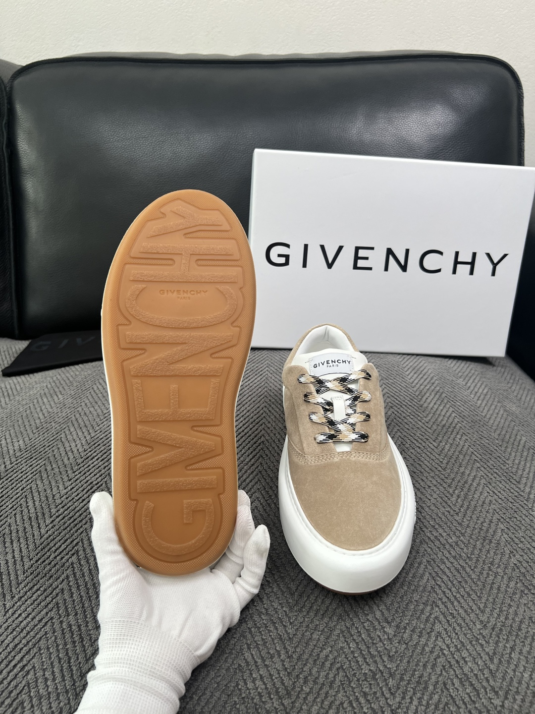 Givenchy 高品质  顶级工艺品  纪梵希  专柜同步原厂配置，意大利进口牛皮搭配面料，全鞋配件私模打造，柔软舒适