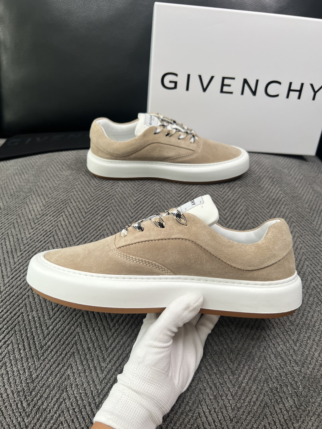 Givenchy 高品质  顶级工艺品  纪梵希  专柜同步原厂配置，意大利进口牛皮搭配面料，全鞋配件私模打造，柔软舒适