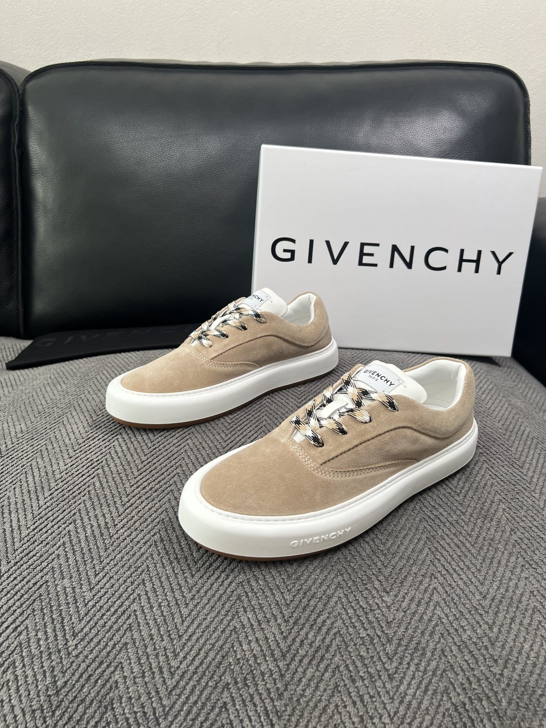 Givenchy 高品质  顶级工艺品  纪梵希  专柜同步原厂配置，意大利进口牛皮搭配面料，全鞋配件私模打造，柔软舒适