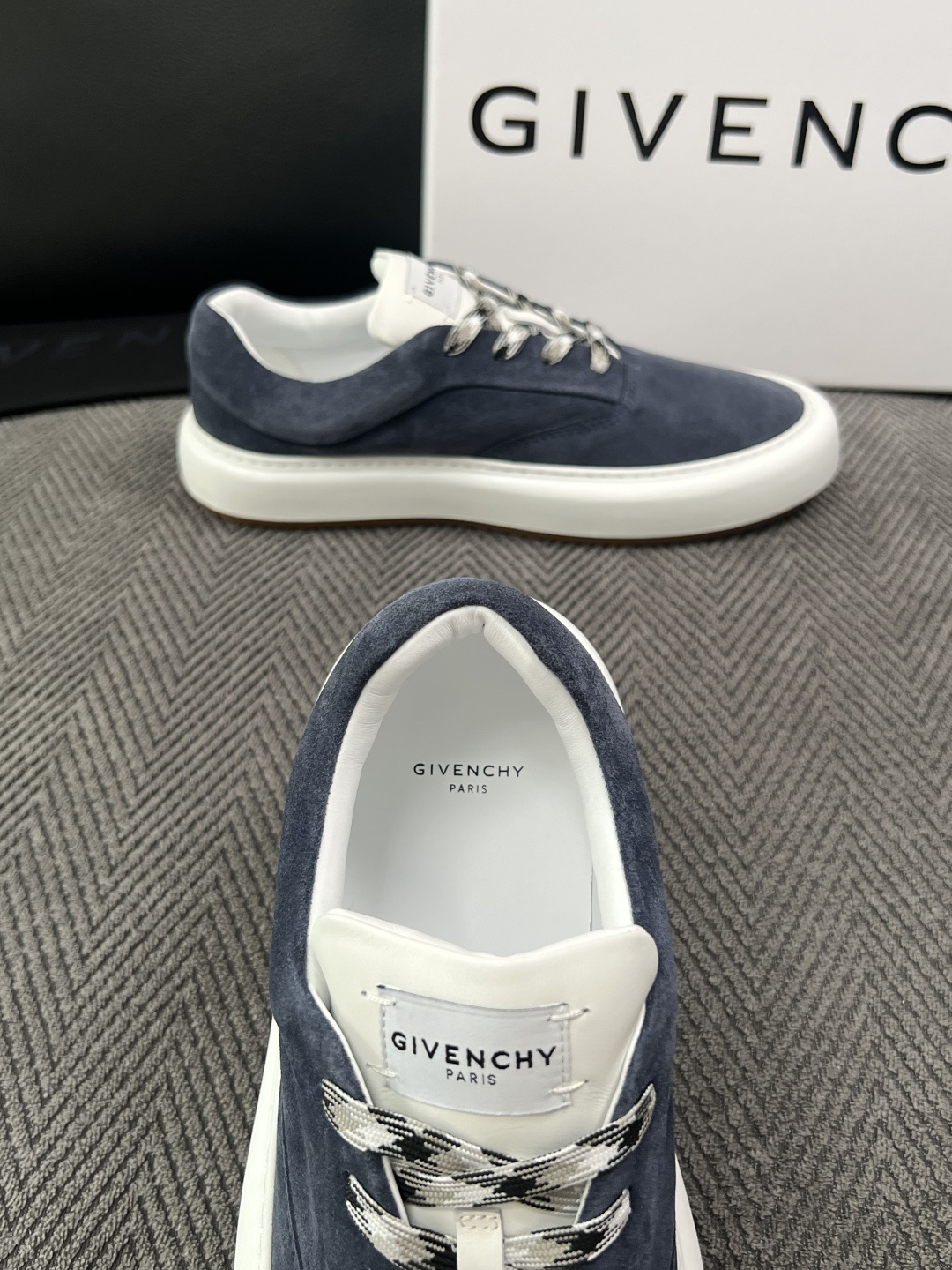 Givenchy 高品质  顶级工艺品  纪梵希  专柜同步原厂配置，意大利进口牛皮搭配面料，全鞋配件私模打造，柔软舒适