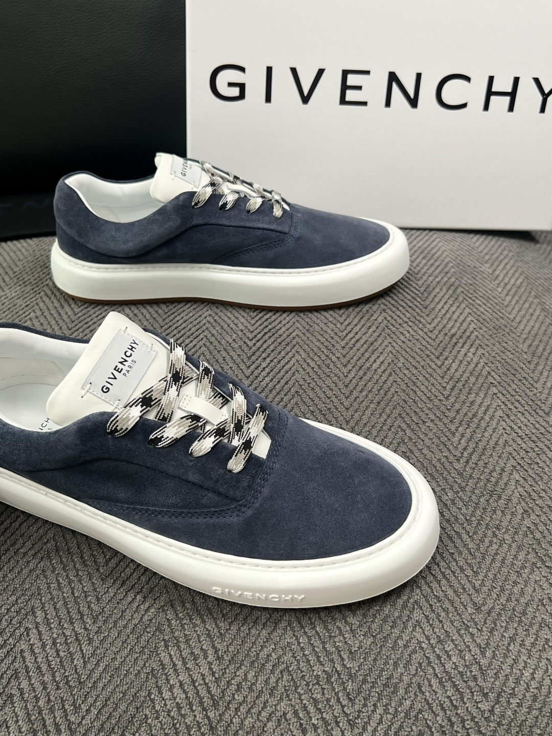 Givenchy 高品质  顶级工艺品  纪梵希  专柜同步原厂配置，意大利进口牛皮搭配面料，全鞋配件私模打造，柔软舒适