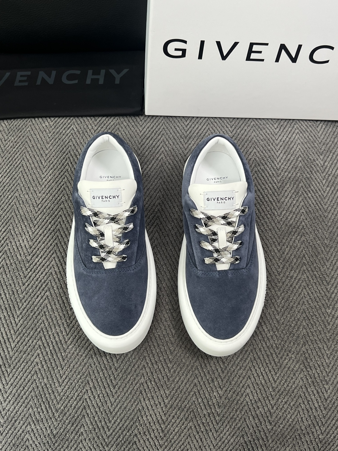 Givenchy 高品质  顶级工艺品  纪梵希  专柜同步原厂配置，意大利进口牛皮搭配面料，全鞋配件私模打造，柔软舒适