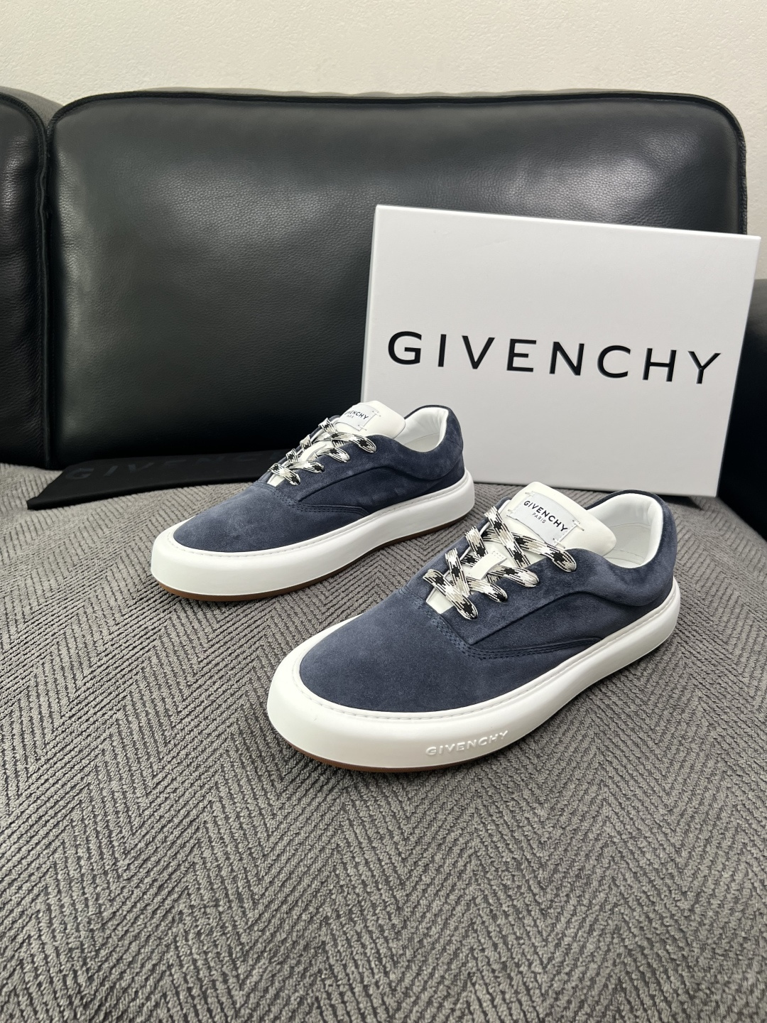 Givenchy 高品质  顶级工艺品  纪梵希  专柜同步原厂配置，意大利进口牛皮搭配面料，全鞋配件私模打造，柔软舒适