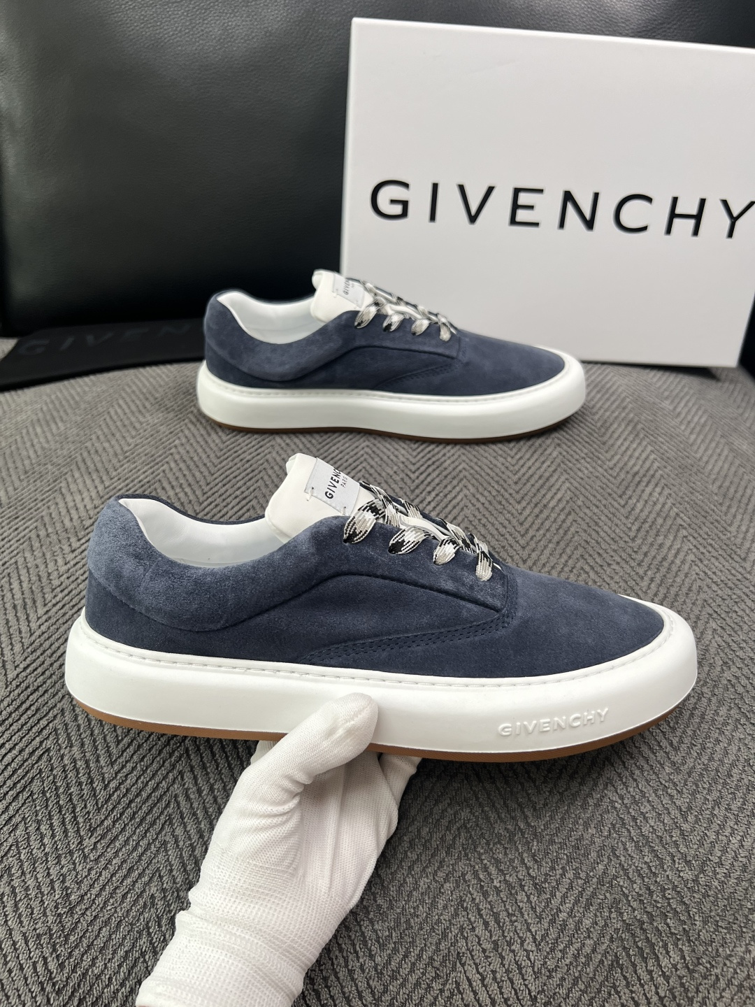 Givenchy 高品质  顶级工艺品  纪梵希  专柜同步原厂配置，意大利进口牛皮搭配面料，全鞋配件私模打造，柔软舒适