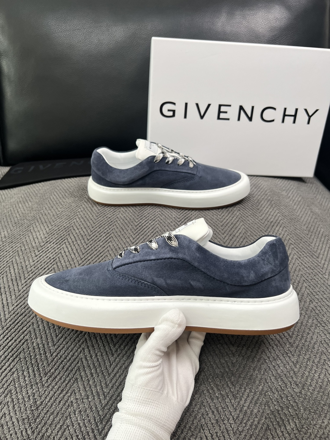 Givenchy 高品质  顶级工艺品  纪梵希  专柜同步原厂配置，意大利进口牛皮搭配面料，全鞋配件私模打造，柔软舒适