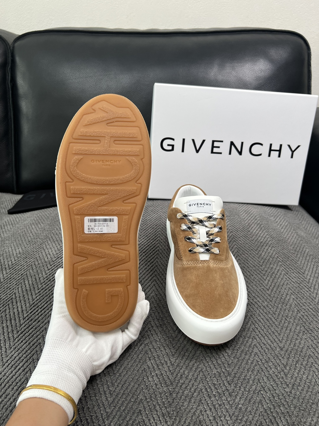 Givenchy 高品质  顶级工艺品  纪梵希  专柜同步原厂配置，意大利进口牛皮搭配面料，全鞋配件私模打造，柔软舒适