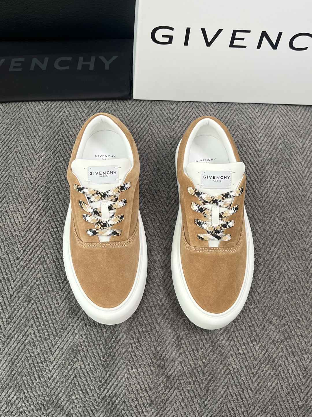 Givenchy 高品质  顶级工艺品  纪梵希  专柜同步原厂配置，意大利进口牛皮搭配面料，全鞋配件私模打造，柔软舒适