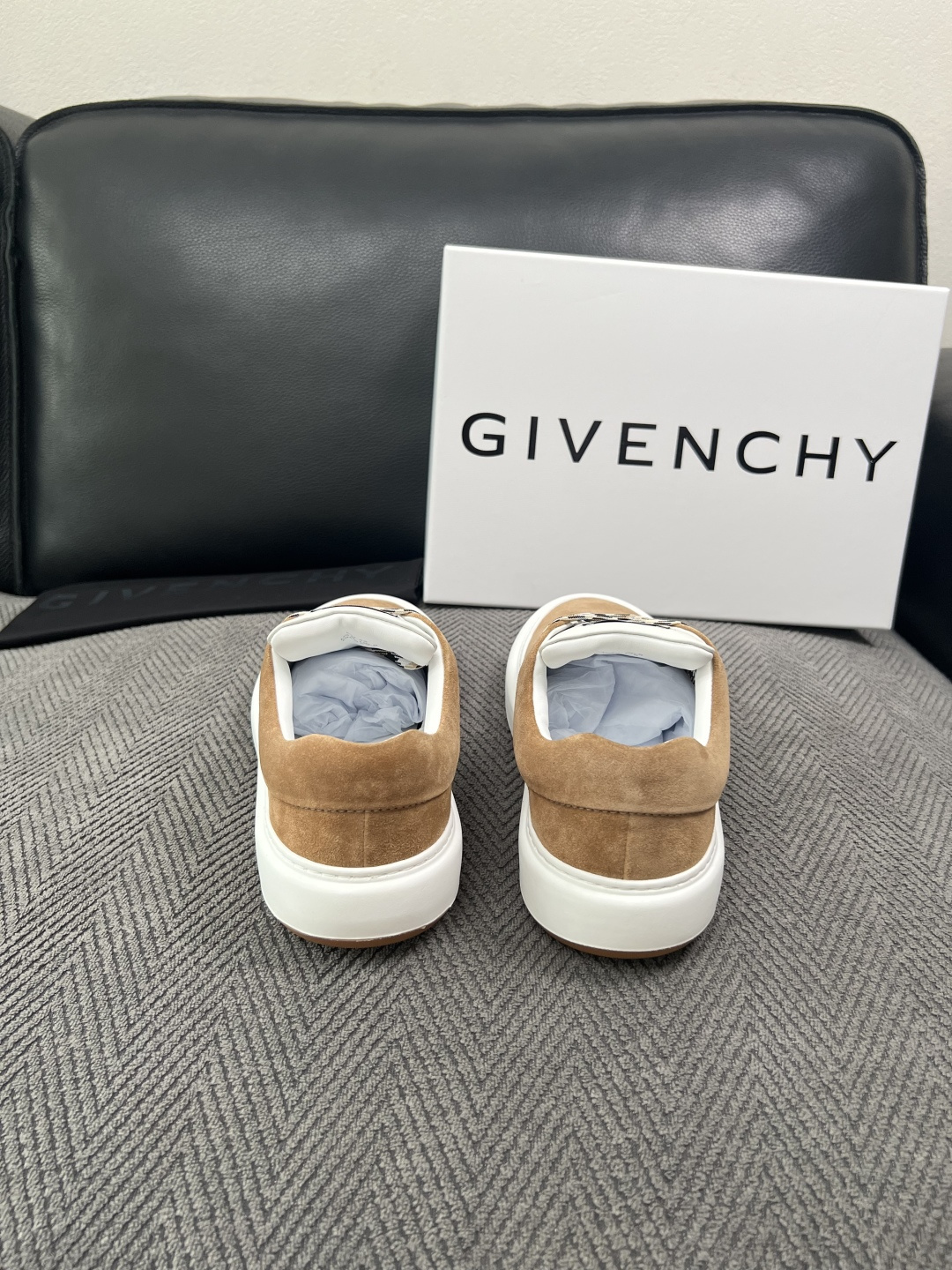 Givenchy 高品质  顶级工艺品  纪梵希  专柜同步原厂配置，意大利进口牛皮搭配面料，全鞋配件私模打造，柔软舒适