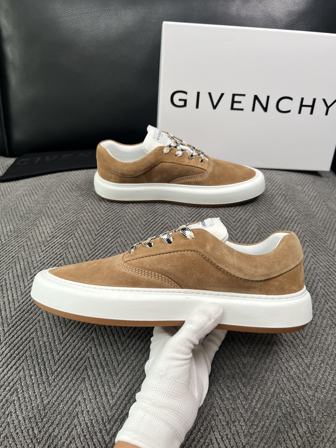 Givenchy 高品质  顶级工艺品  纪梵希  专柜同步原厂配置，意大利进口牛皮搭配面料，全鞋配件私模打造，柔软舒适