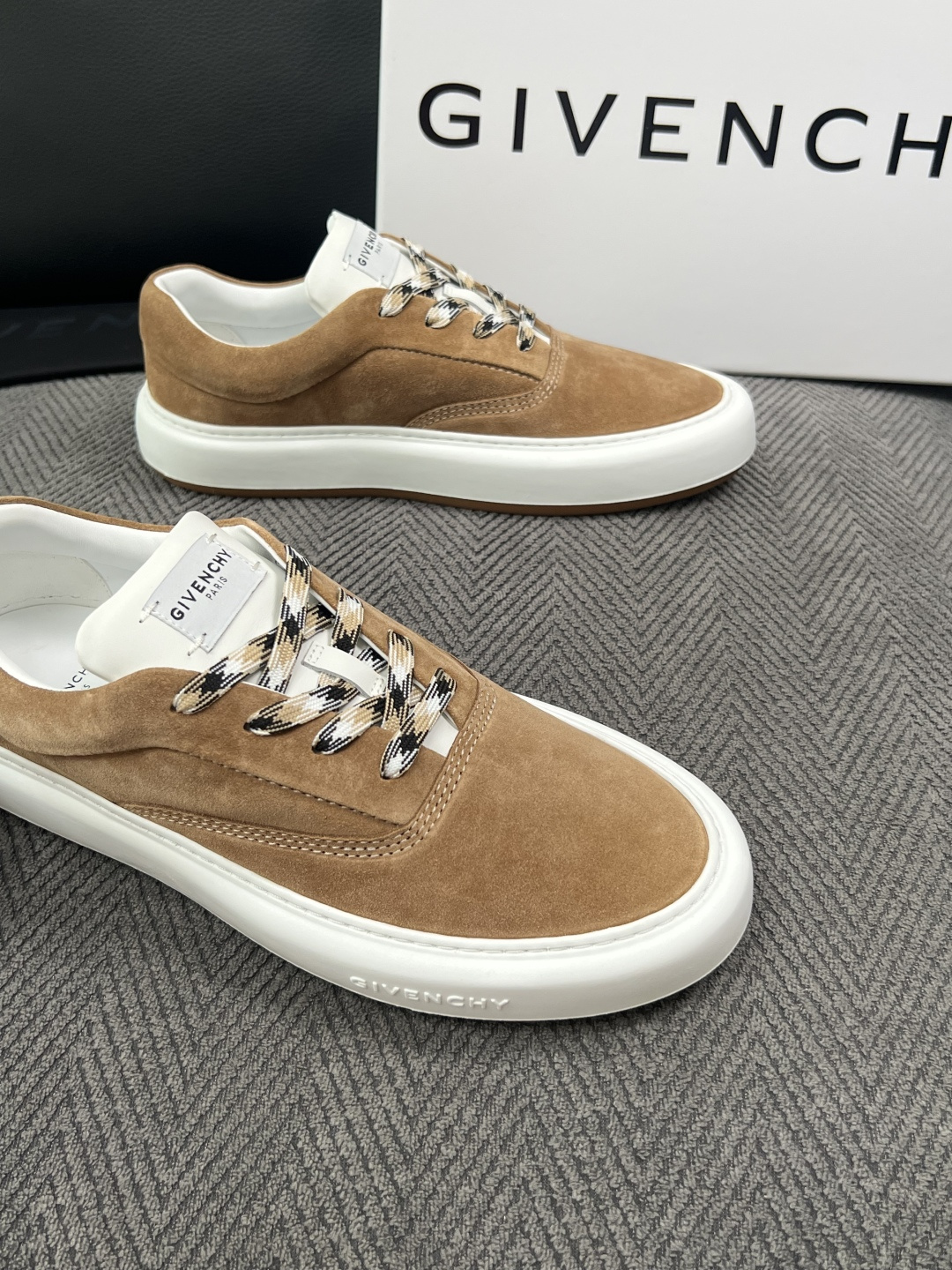 Givenchy 高品质  顶级工艺品  纪梵希  专柜同步原厂配置，意大利进口牛皮搭配面料，全鞋配件私模打造，柔软舒适