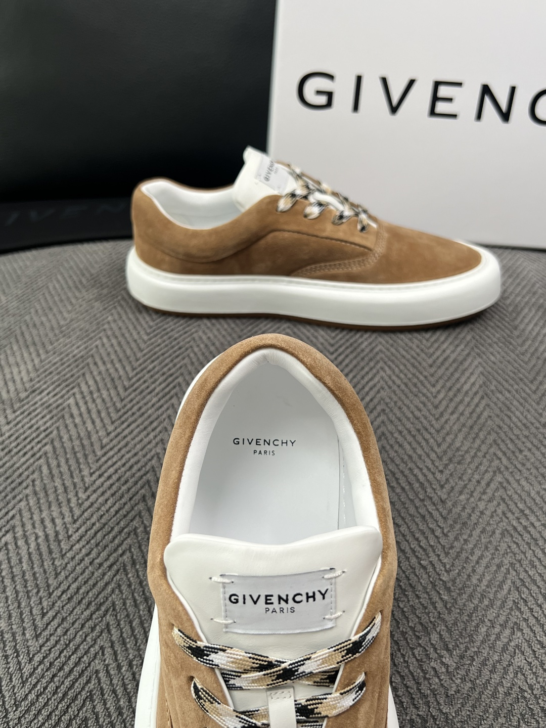 Givenchy 高品质  顶级工艺品  纪梵希  专柜同步原厂配置，意大利进口牛皮搭配面料，全鞋配件私模打造，柔软舒适