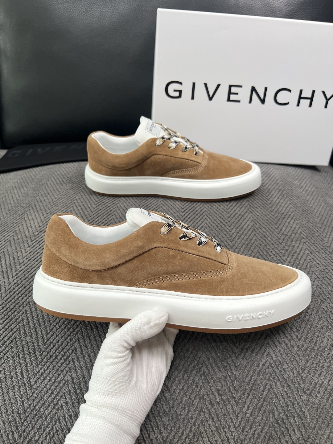 Givenchy 高品质  顶级工艺品  纪梵希  专柜同步原厂配置，意大利进口牛皮搭配面料，全鞋配件私模打造，柔软舒适