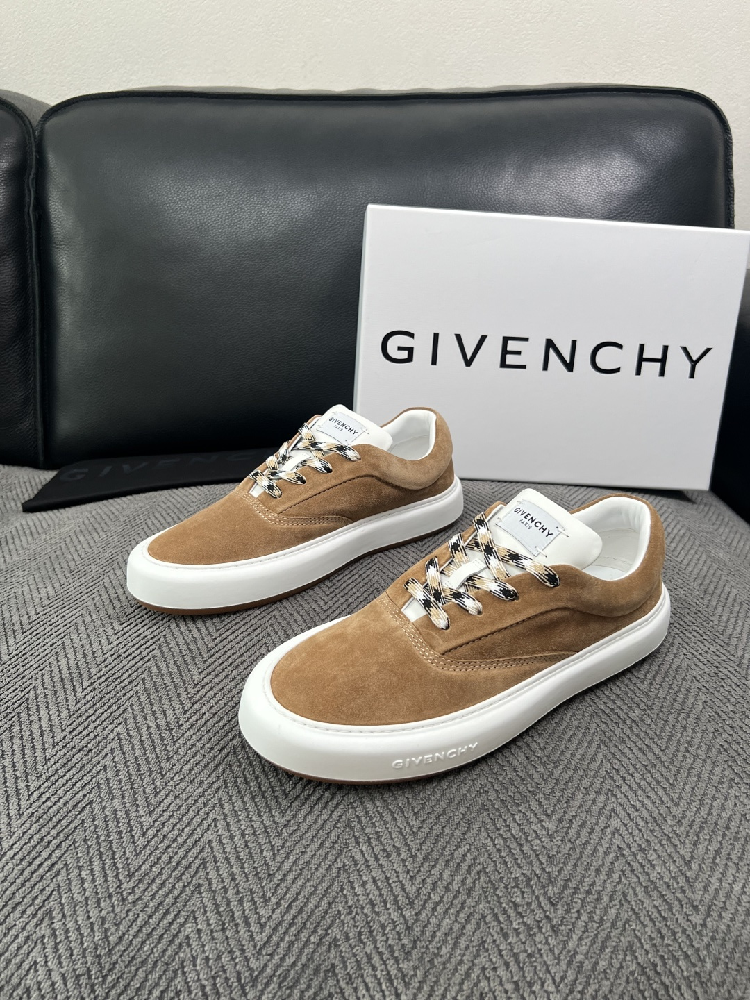 Givenchy 高品质  顶级工艺品  纪梵希  专柜同步原厂配置，意大利进口牛皮搭配面料，全鞋配件私模打造，柔软舒适