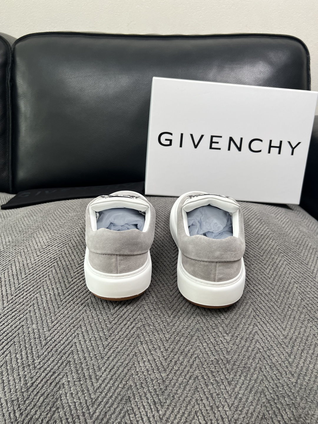 Givenchy 高品质  顶级工艺品  纪梵希  专柜同步原厂配置，意大利进口牛皮搭配面料，全鞋配件私模打造，柔软舒适