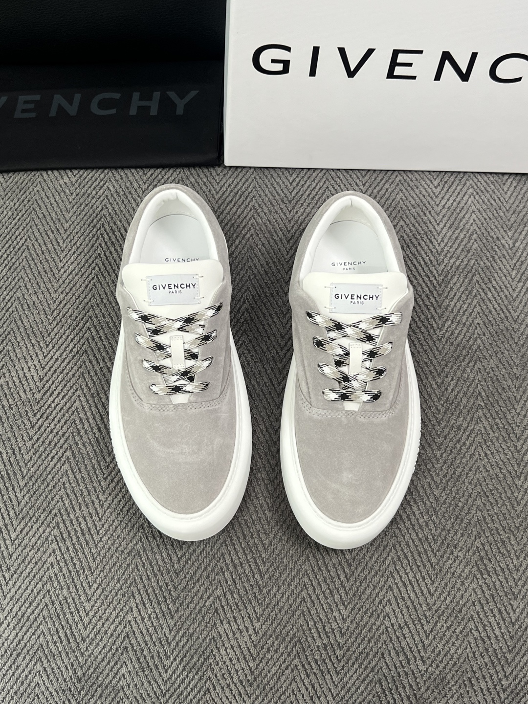 Givenchy 高品质  顶级工艺品  纪梵希  专柜同步原厂配置，意大利进口牛皮搭配面料，全鞋配件私模打造，柔软舒适