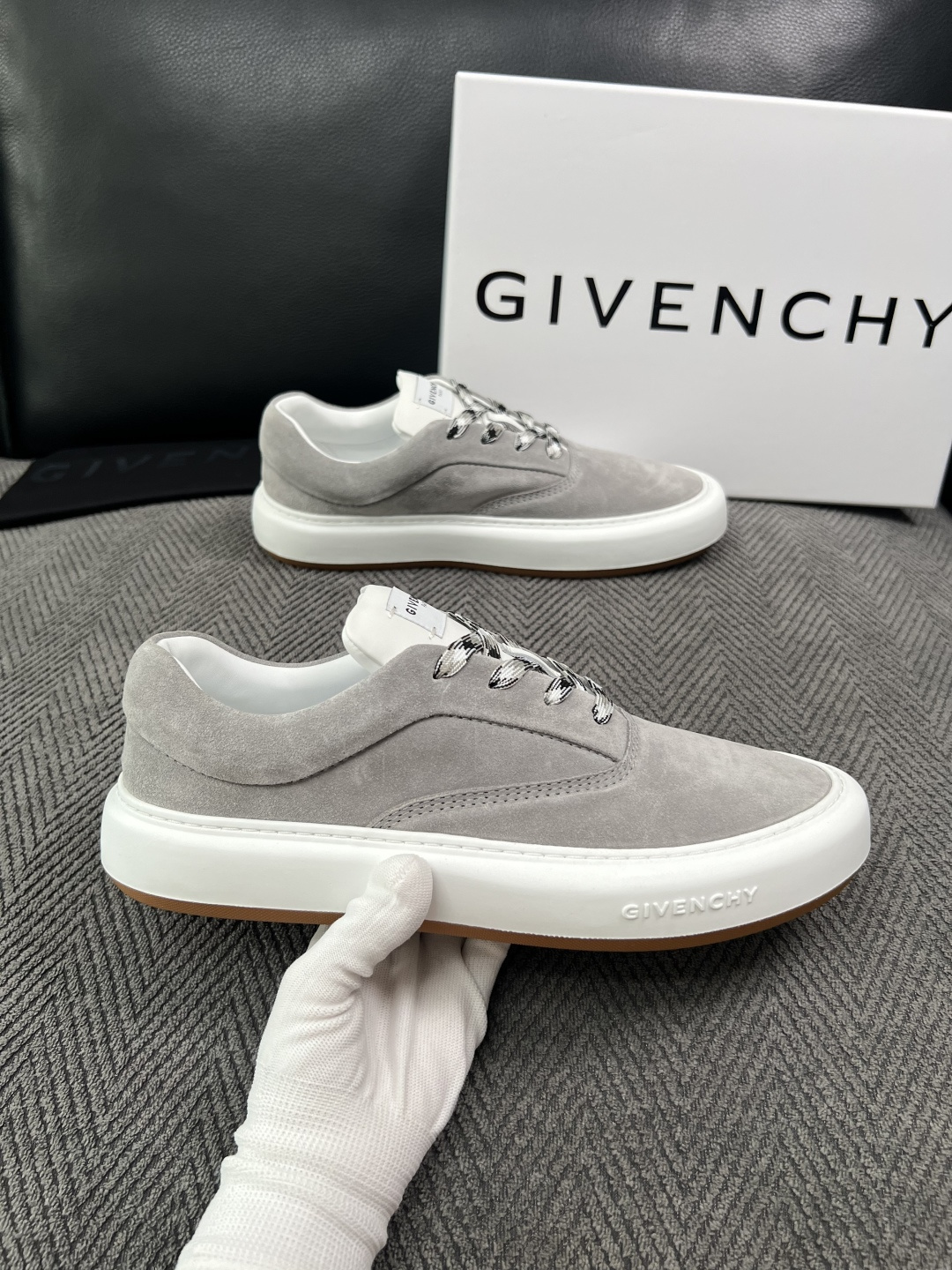 Givenchy 高品质  顶级工艺品  纪梵希  专柜同步原厂配置，意大利进口牛皮搭配面料，全鞋配件私模打造，柔软舒适