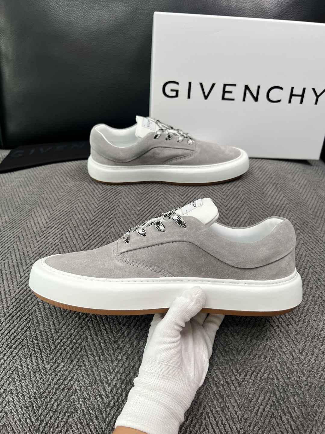 Givenchy 高品质  顶级工艺品  纪梵希  专柜同步原厂配置，意大利进口牛皮搭配面料，全鞋配件私模打造，柔软舒适