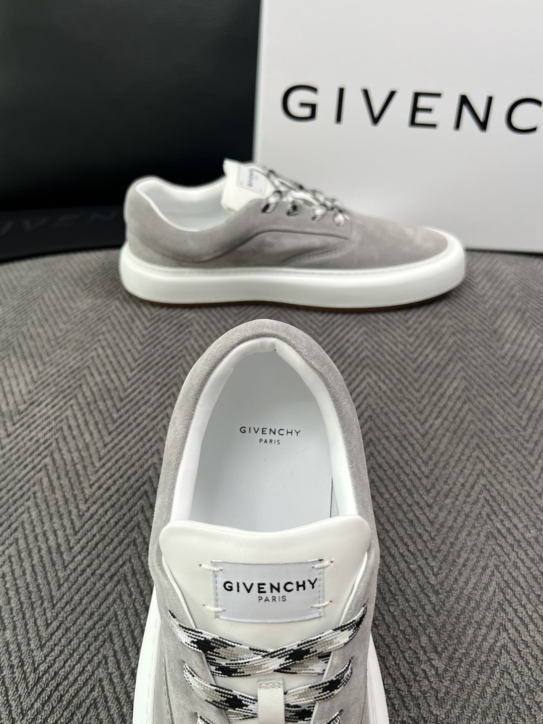 Givenchy 高品质  顶级工艺品  纪梵希  专柜同步原厂配置，意大利进口牛皮搭配面料，全鞋配件私模打造，柔软舒适