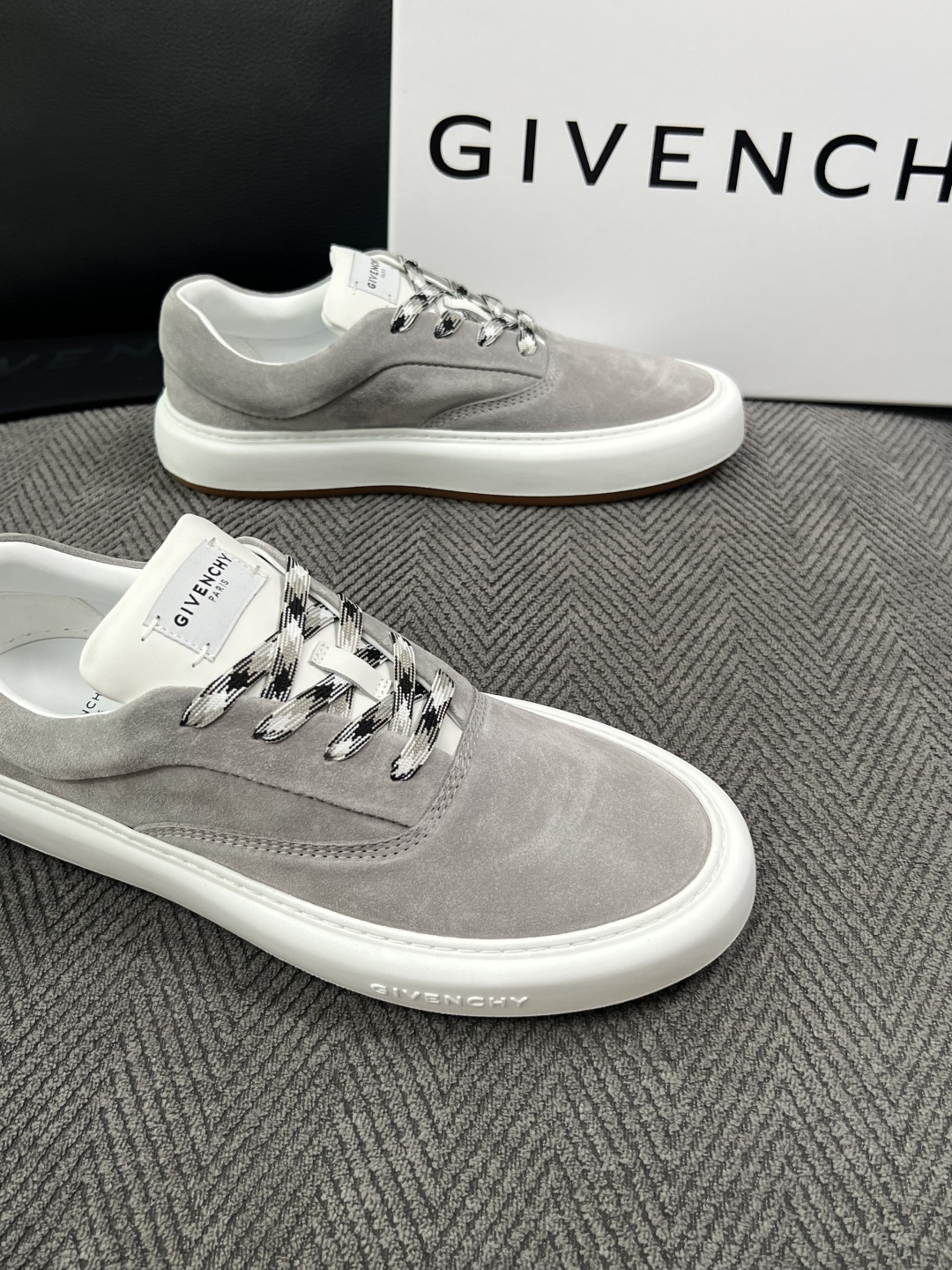 Givenchy 高品质  顶级工艺品  纪梵希  专柜同步原厂配置，意大利进口牛皮搭配面料，全鞋配件私模打造，柔软舒适
