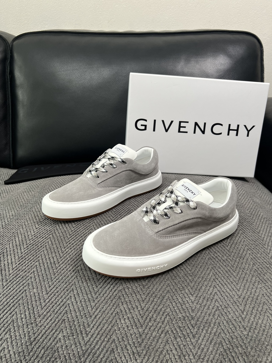 Givenchy 高品质  顶级工艺品  纪梵希  专柜同步原厂配置，意大利进口牛皮搭配面料，全鞋配件私模打造，柔软舒适