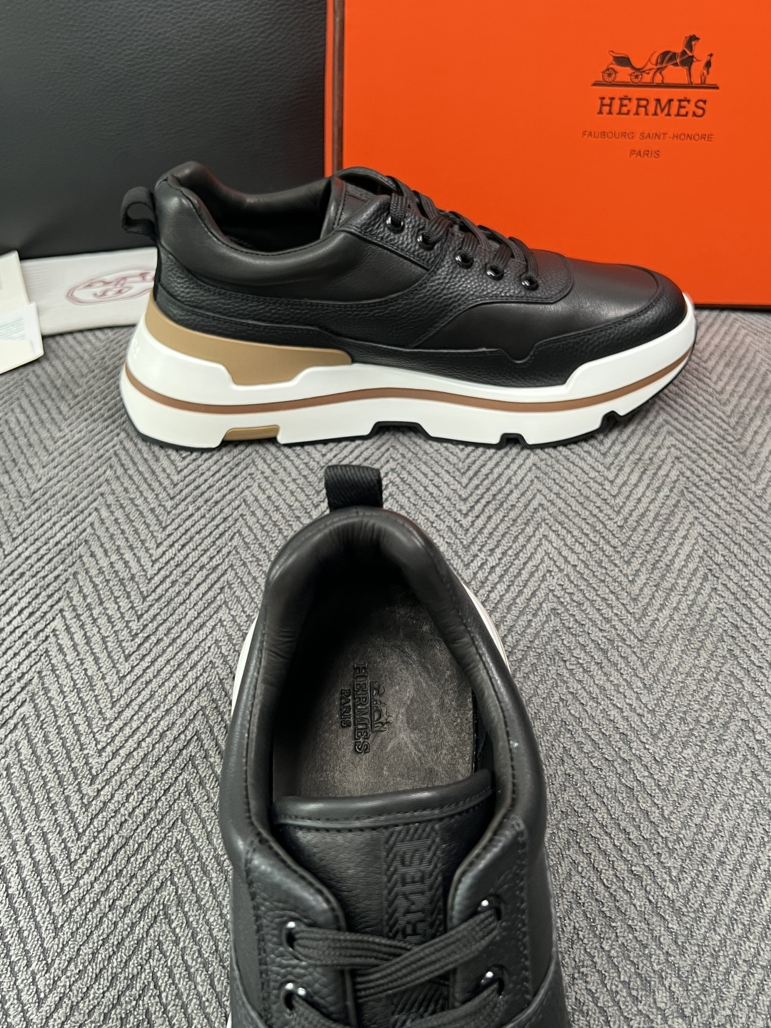 Hermes  高品质  顶级工艺品  爱马仕 专柜同步发售原厂配置，意大利进口原版牛皮面料，高品质拼接工艺，全进口水染