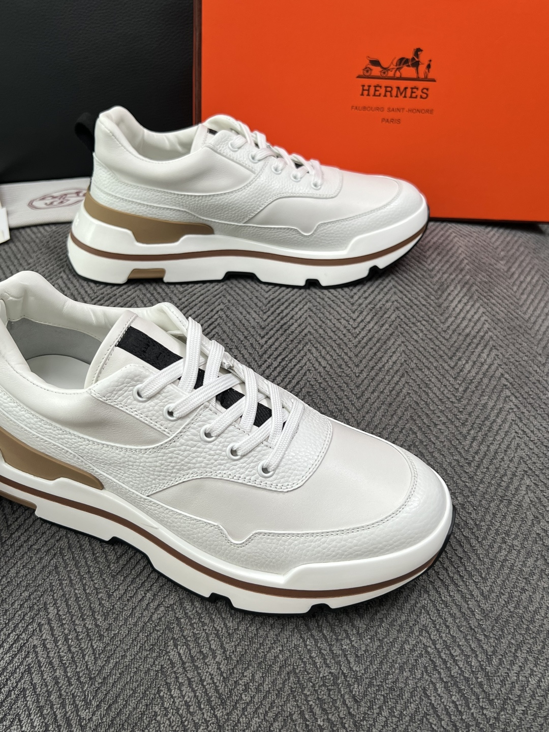 Hermes  高品质  顶级工艺品  爱马仕 专柜同步发售原厂配置，意大利进口原版牛皮面料，高品质拼接工艺，全进口水染