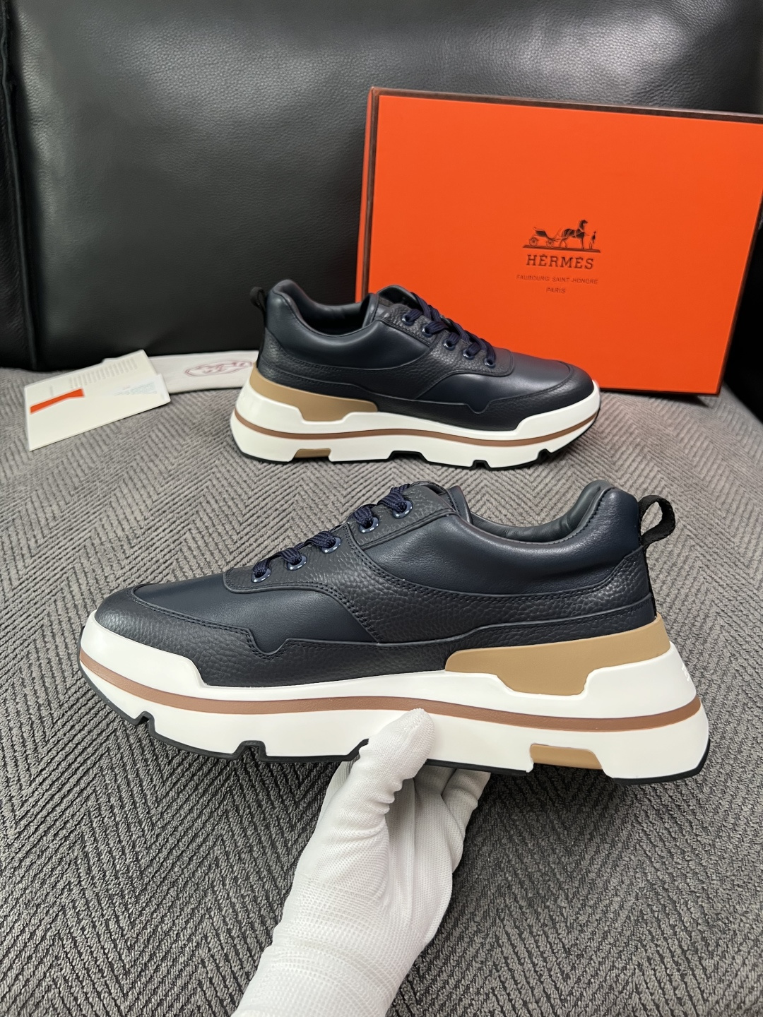 Hermes  高品质  顶级工艺品  爱马仕 专柜同步发售原厂配置，意大利进口原版牛皮面料，高品质拼接工艺，全进口水染