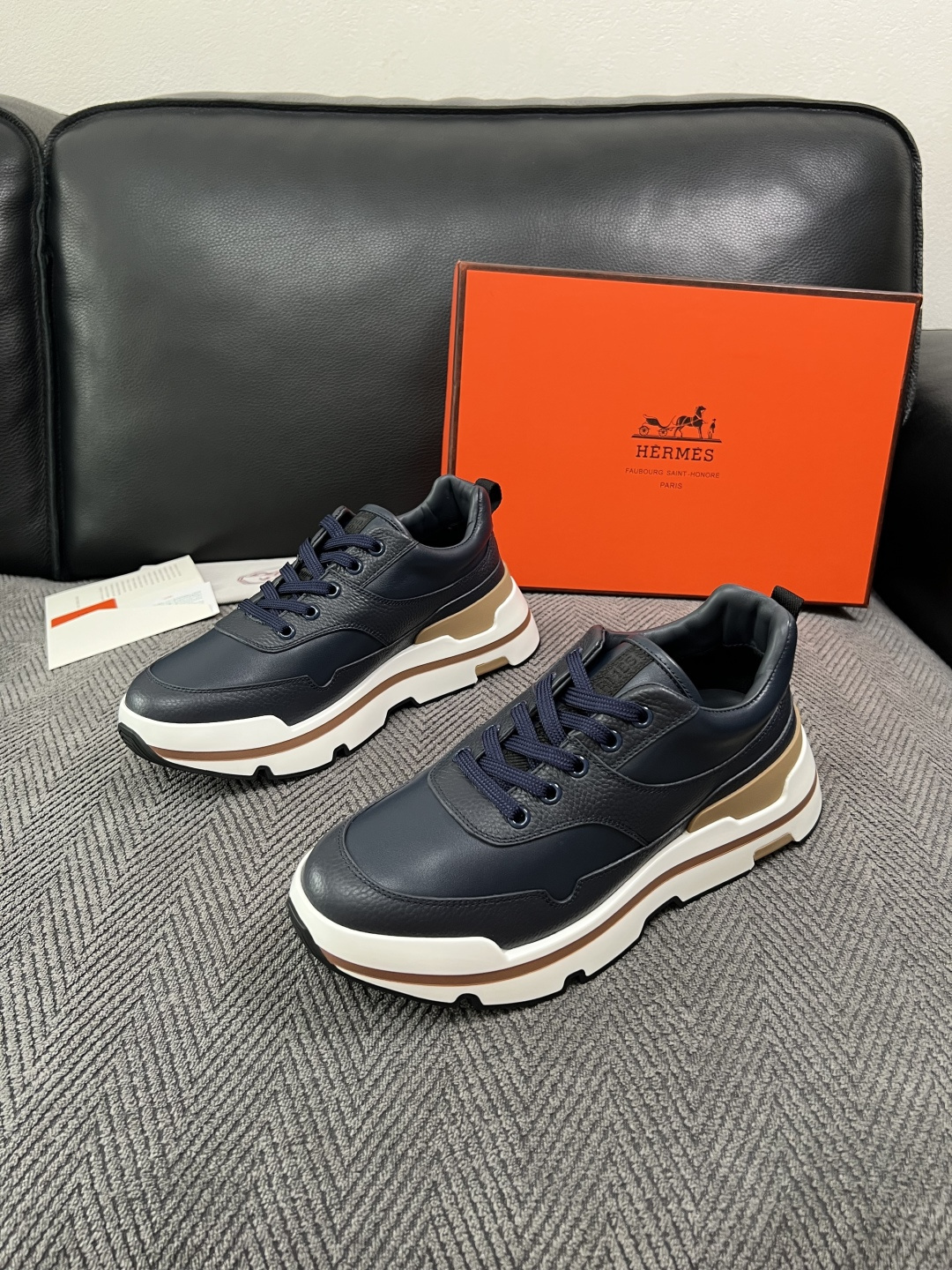 Hermes  高品质  顶级工艺品  爱马仕 专柜同步发售原厂配置，意大利进口原版牛皮面料，高品质拼接工艺，全进口水染
